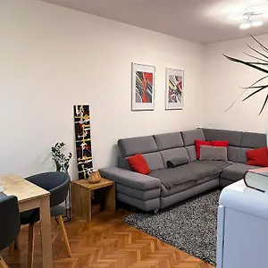Mm - 5 Min By Car To The & Center - Free Public Parking Apartment